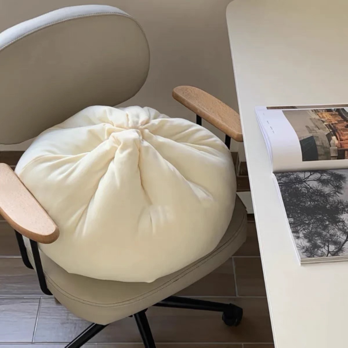 Ins風上海ニトリは同じバナナのぬいぐるみが枕を抱いています。