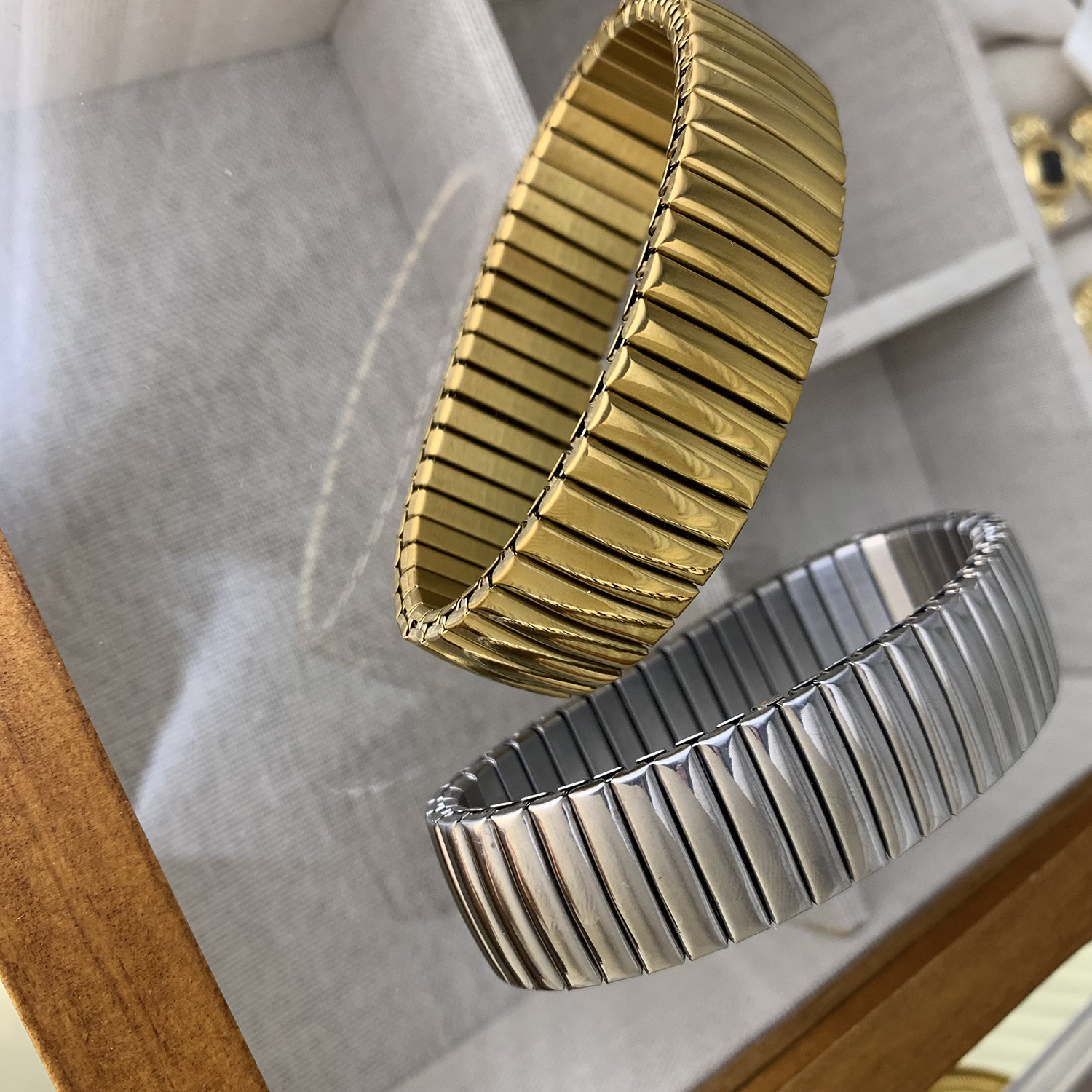 Basic Modern Style Solid Color Titanium Steel Plating Bangle display picture 2