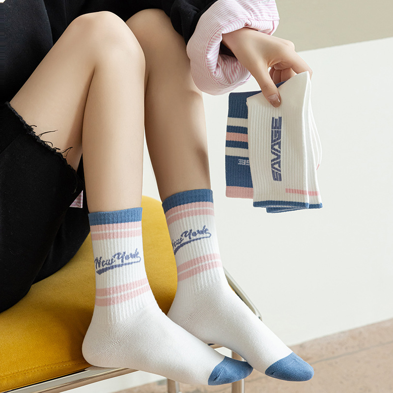 Calcetines de algodón de color puro Otoño e Invierno carta de mujer a rayas ins calcetines de media pantorrilla de moda calcetines deportivos elásticos altos al por mayor