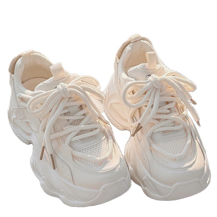 Pequeños zapatos blancos para mujeres aumentan suela gruesa verano y otoño de 2025 nuevos zapatos casuales de diseño original zapatos muffin para mujeres