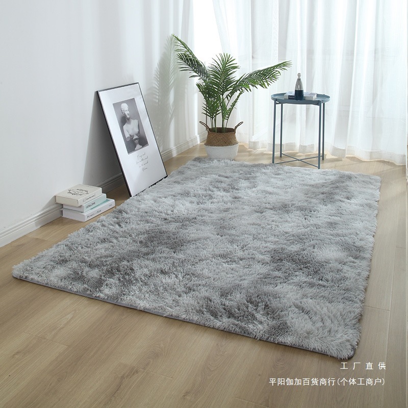 シンプルで厚いじゅうたんの寝室のベッドの上でかわいい少女の部屋はソファーのお茶のいくつかの客間の窓の毛布のマットを敷きます。|undefined