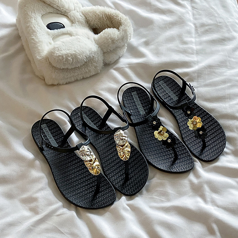 2025 nuevos zapatos de playa zapatillas de moda de verano para mujeres en el mar pendiente de fondo grueso talón clip zapatillas de flip flops al por mayor