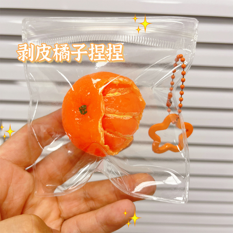 赤い本の同じタイプのみかんは超柔らかい泥版をつまんでおもちゃのボールを解凍して皮をむいてオレンジをつまんでゆっくりとスプリングバックします。|undefined