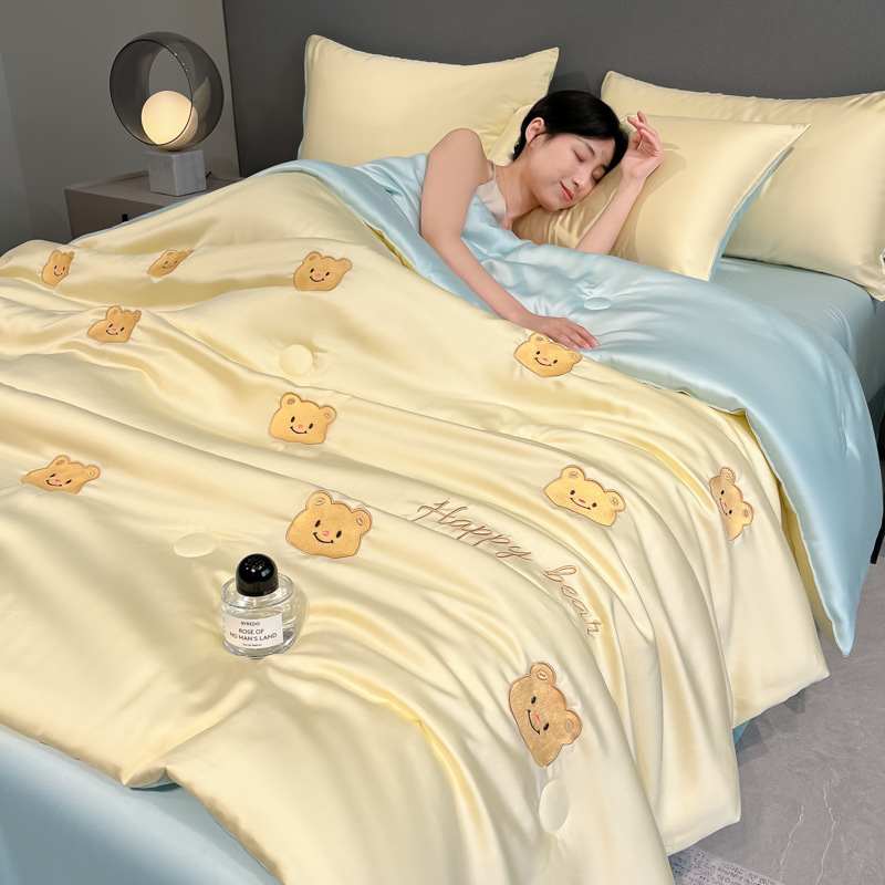 Seda de hielo lavada Edredón de verano Edredón de aire acondicionado Dormitorio individual Edredón fresco de verano Juego de cuatro piezas Edredón de verano lavable a máquina