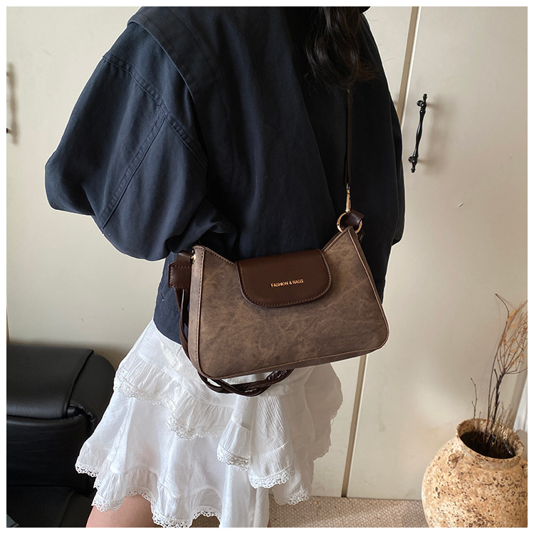 This year, new fashionable and trendy women's bags, casual crossbody underarm bags, commuting single-shoulder women's bags, and small square bags are in vogue undefined