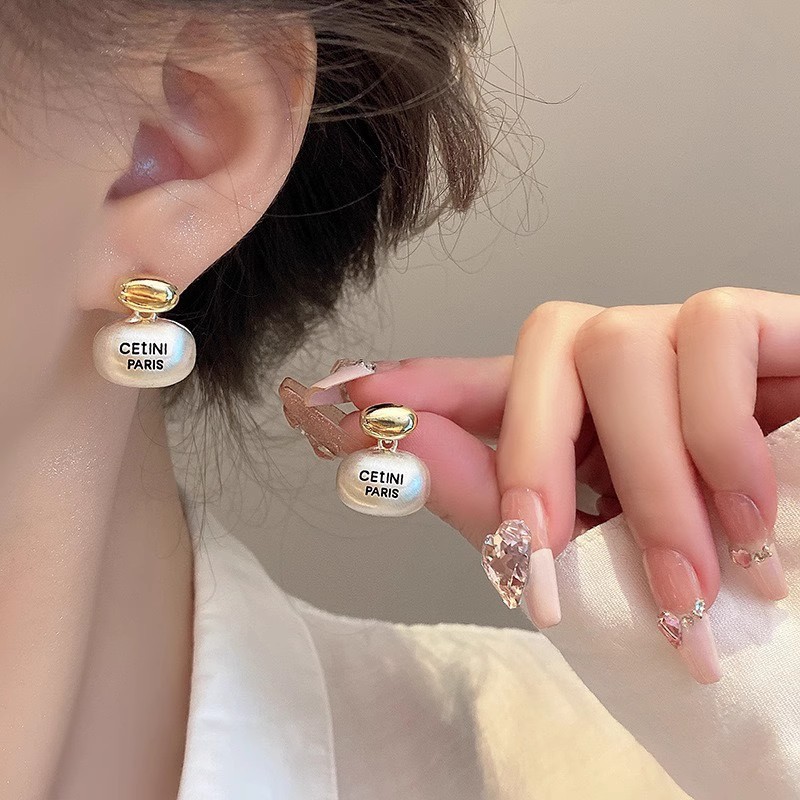 S925 aguja de plata elegante pendientes de nicho femenino diseño de gama alta pendientes populares pendientes de perlas pendientes únicos al por mayor