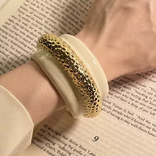 欧米のファッションの黒い金のブレスレットのフランスの小さい大衆の設計のエナメルの釉薬の広い版は誇張して高級感のおしゃれなブレスレットを感じます。|undefined