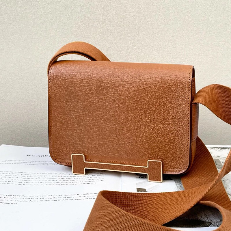 严新款木屐包热销真皮女包宽肩带牛皮单肩斜挎百搭通勤空姐小方包