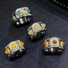 ブチラティ風瑪瑙の小さいデイジーの指輪の青い玉の髄の軽い豪華な高級な設計は百合の復古の食品の指の指輪の卸売りを配合します。