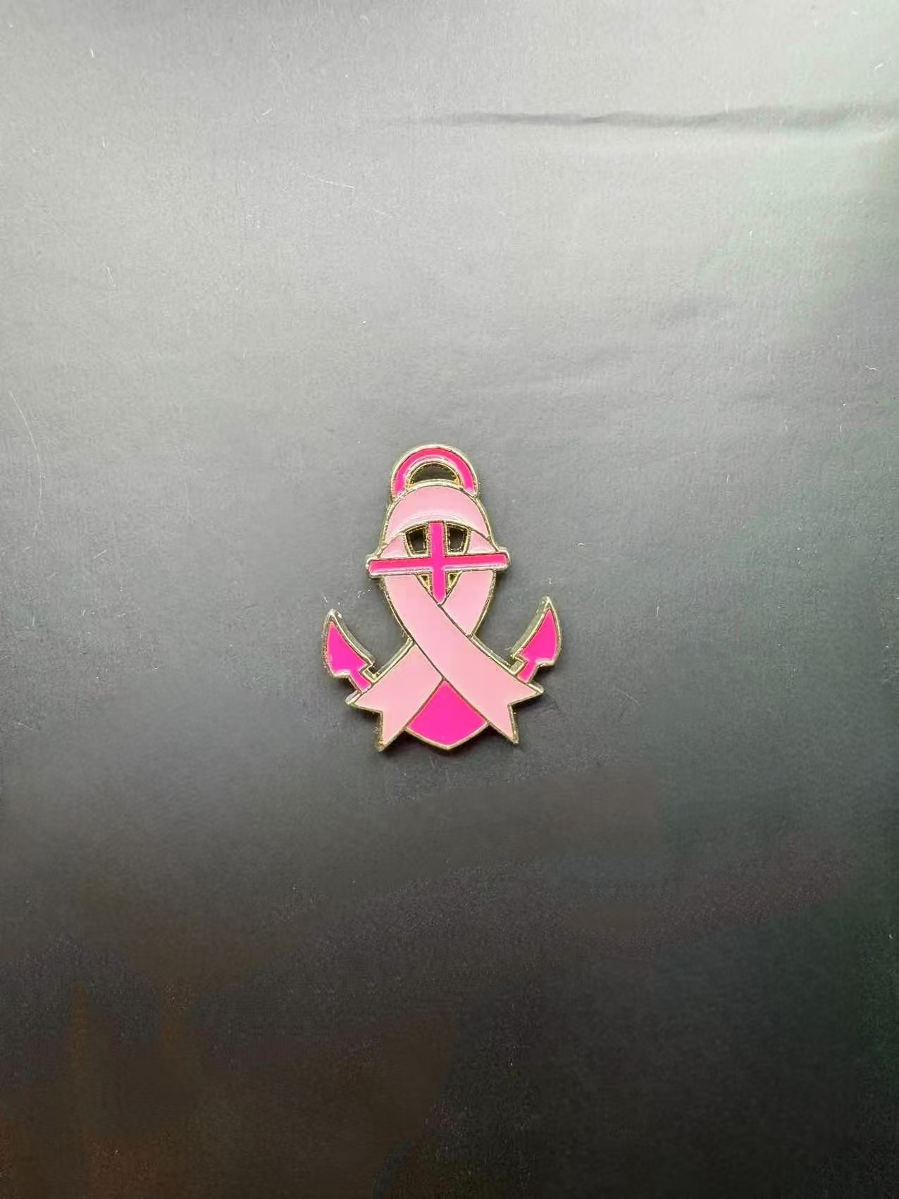 Broche promotionnelle avec logo du Ruban Rose International, symbole de sensibilisation au cancer du sein_voghion.com
