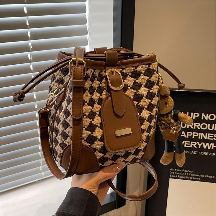 Nicho de diseño retro bolsa de rombo bolso de las mujeres 2023 nuevo de alto grado sentong Qin bolsa de mensajero bolso de cubo de moda todo fósforo