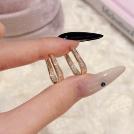 项链;耳钉;手链