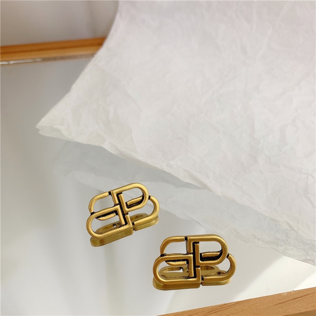 Retro Metal Texture Brass Letter B Earrings display picture 6