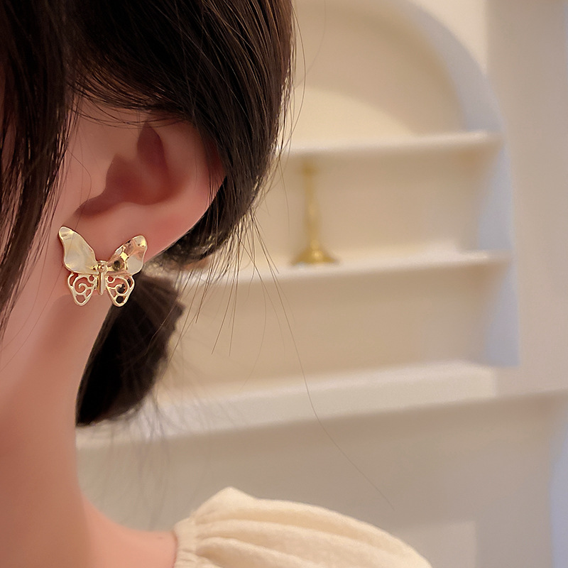 Fashion Metal Hollow Butterfly Earrings Wholesale Nihaojewelry display picture 9