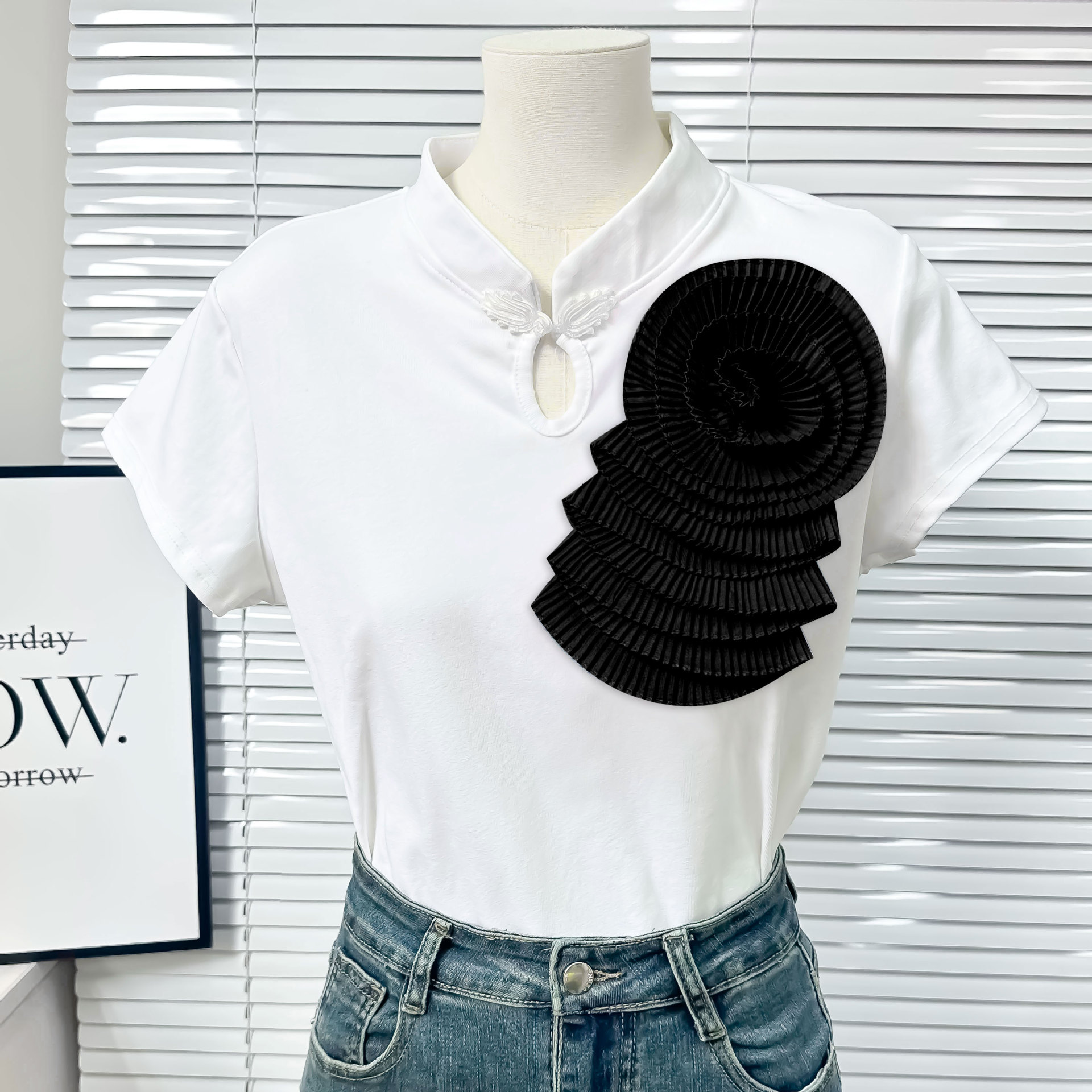 Nuevos productos Comercio exterior Europa y América Diseño de nicho de alta gama Sentido de pegatinas de tela de flores plegadas Proceso de pegatinas de tela de flores tridimensionales Accesorios de ropa de bricolaje de flores