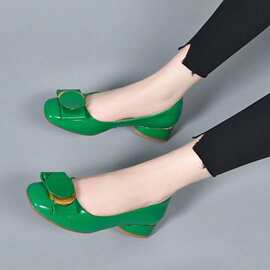亮皮2023新款时尚粗跟低跟舒适绿色外穿舒适豆豆女浅口鞋
