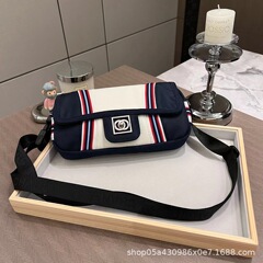コントラストカラーのストライプデザイン、ヴィンテージ風スポーツキャンバスメッセンジャーバッグ、立体刺繍入りクロスボディスモールスクエアバッグ