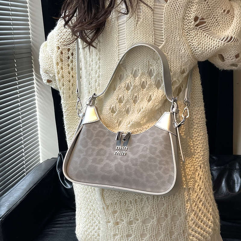 Niche Zhong bolso de brazo de diseño mujer 2025 nuevo estilo de alta sensación de bolso de hombro universal de moda con patrón de leopardo mochila