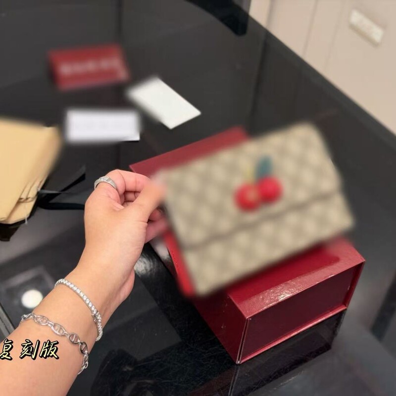 Gucci's new cherry chain bag is cute, compact, exquisite, and elegant, comes with a box Gucci's new cherry chain bag is cute, compact, exquisite, and elegant, comes with a box