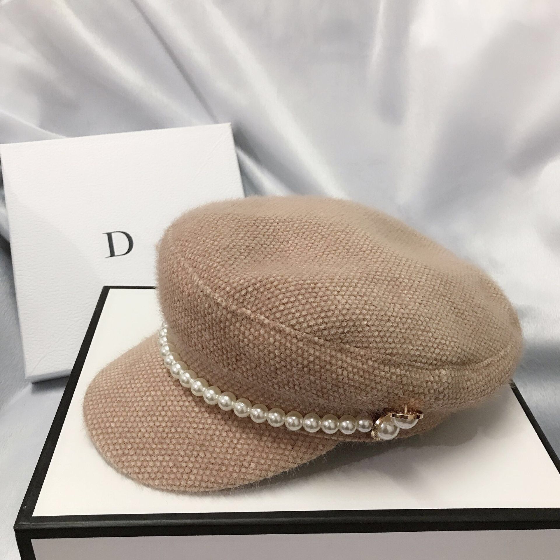 Frau Süß Süss Einfacher Stil Einfarbig Perle Gebogene Traufen Militärischer Hut display picture 2