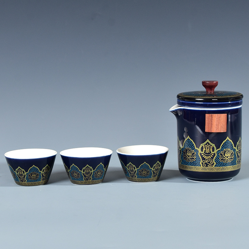 스타일 11: 진한 파란색 꽃 세 컵