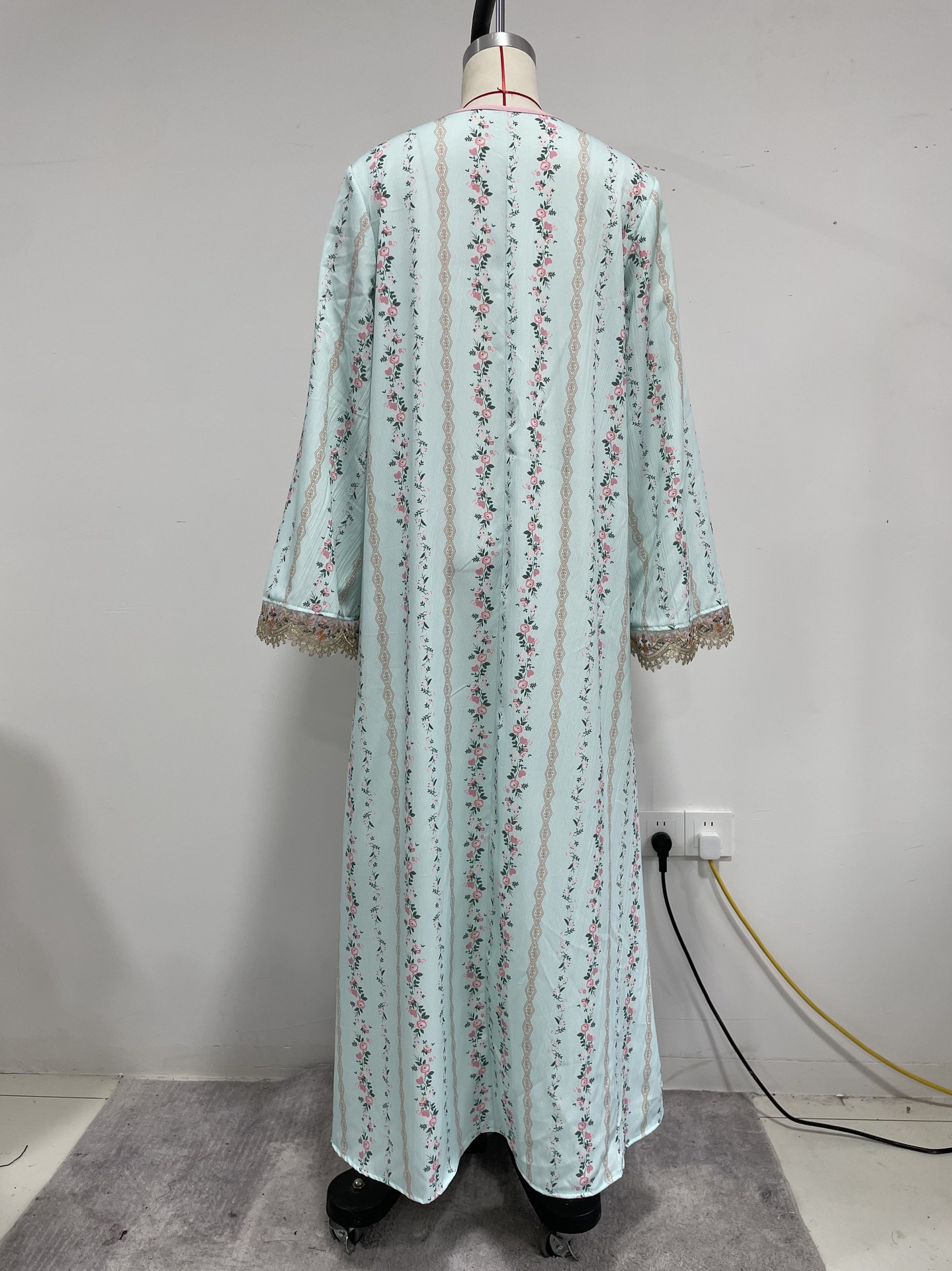 Elegant muslimsk klänning med v-ringning och spetsbroderi_voghion.com
