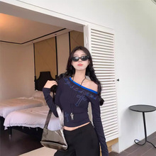 2025春秋 辣式狙击 复古烫钻印花露肩T恤女收腰显瘦打底长袖上衣