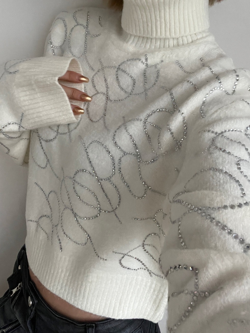 Hermoso top corto con cuello alto, suéter casual tipo pullover, estilo francés de lujo ligero, top con diseño de letras de diamantes de imitación inspirado en Chanel.