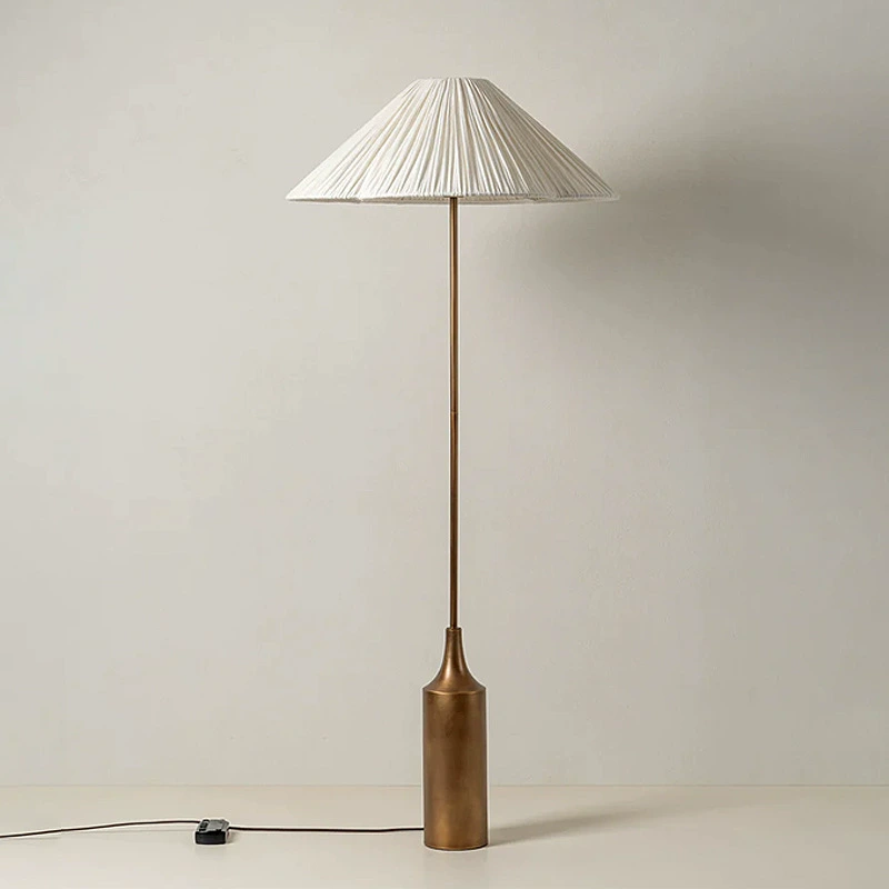 Современная настольная/торшерек? Wait: It's floor lamp. The text: "Modern design floor lamp, lights for bedroom, french style, trend of season, Italy" -> "Современная настольная торшер?" We must be precise: floor lamp = напольная лампа. So: "Современная напольная лампа с дизайном, светильник для спальни, французский стиль, тренд сезона, Италия"