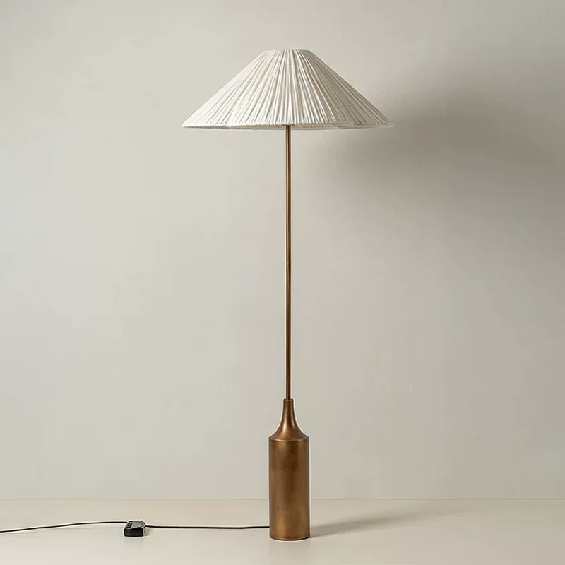 Современная настольная/торшерек? Wait: It's floor lamp. The text: "Modern design floor lamp, lights for bedroom, french style, trend of season, Italy" -> "Современная настольная торшер?" We must be precise: floor lamp = напольная лампа. So: "Современная напольная лампа с дизайном, светильник для спальни, французский стиль, тренд сезона, Италия"