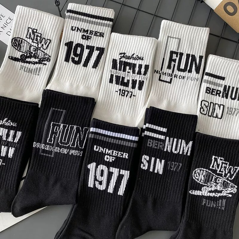 黒白文字柄ソックス メンズ クロスボーダー インス風 トレンド スポーツ ミドル丈ソックス 新作 トレンド カップルソックス ロングソックス 諸曁|undefined