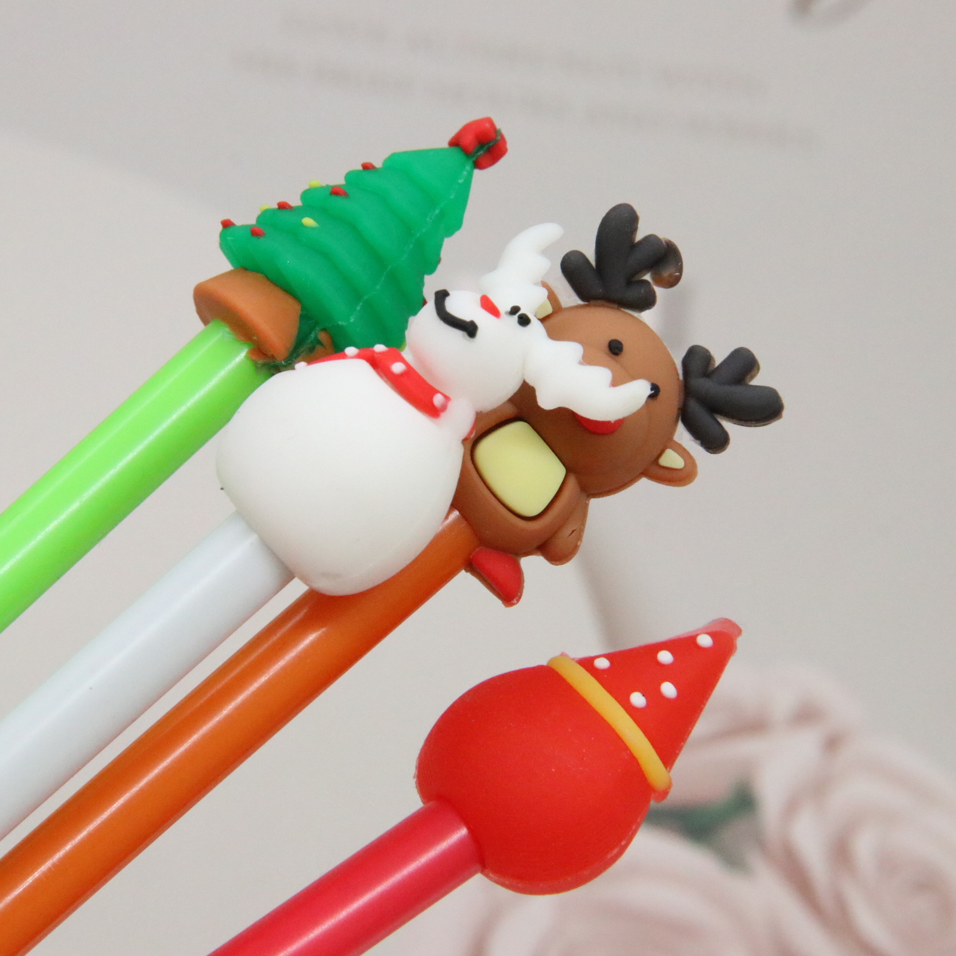 Bolígrafo de dibujos animados con diseño de Papá Noel y árbol de Navidad, papelería bonita, stock disponible para envío internacional, bolígrafo portátil.