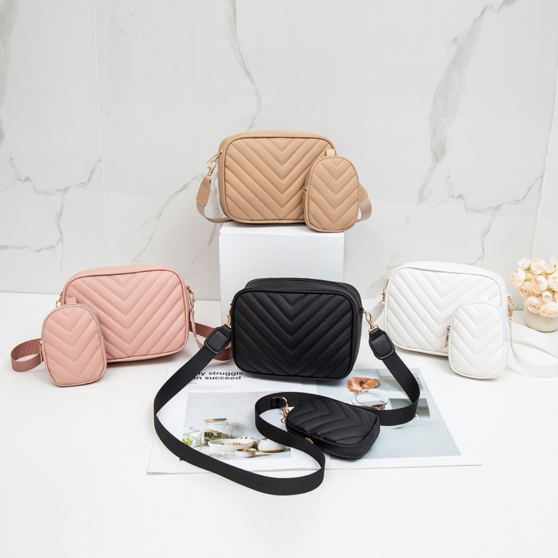 Bolsas de mujer al por mayor transfronterizas 2025 primavera y verano nueva bolsa de moda versátil bolsas de cámara de patrón en V cadena bordada bolsas de mochila