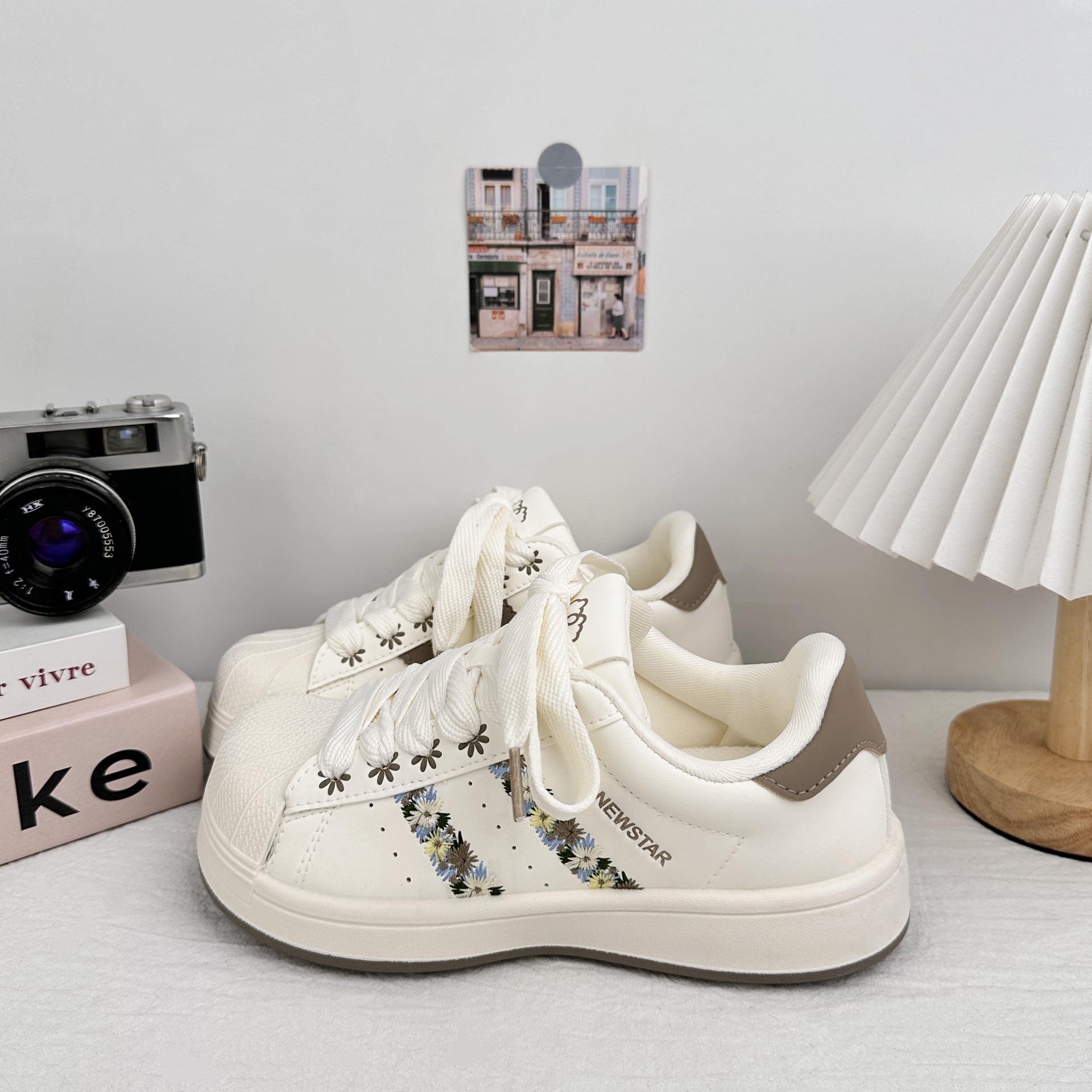 Zapatos de entrenamiento de estudiantes de verano de 2025 nuevos modelos de explosión con falda, zapatos de skate casuales, zapatos blancos pequeños