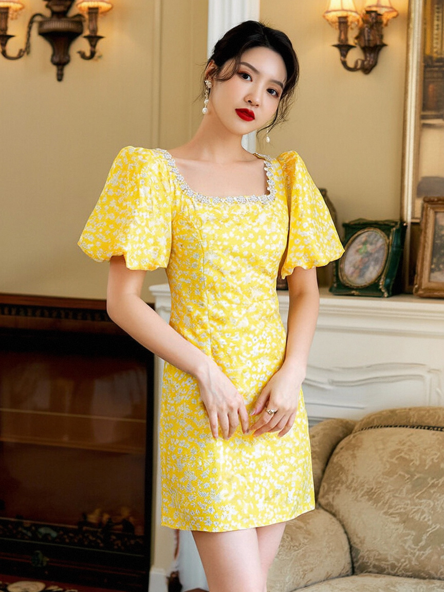 Đầm maxi nữ thắt eo cổ vuông tay phồng họa tiết hoa nhí đính kim cương — Màu vàng
