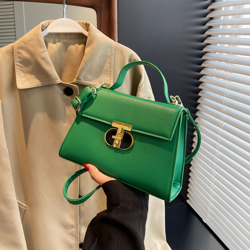 Bolsos de diseño de nicho a la moda para mujer este año: nuevos bolsos cuadrados pequeños con un moderno diseño de cierre, disponibles como bolsos de hombro o bandoleras en colores sólidos con una textura premium.