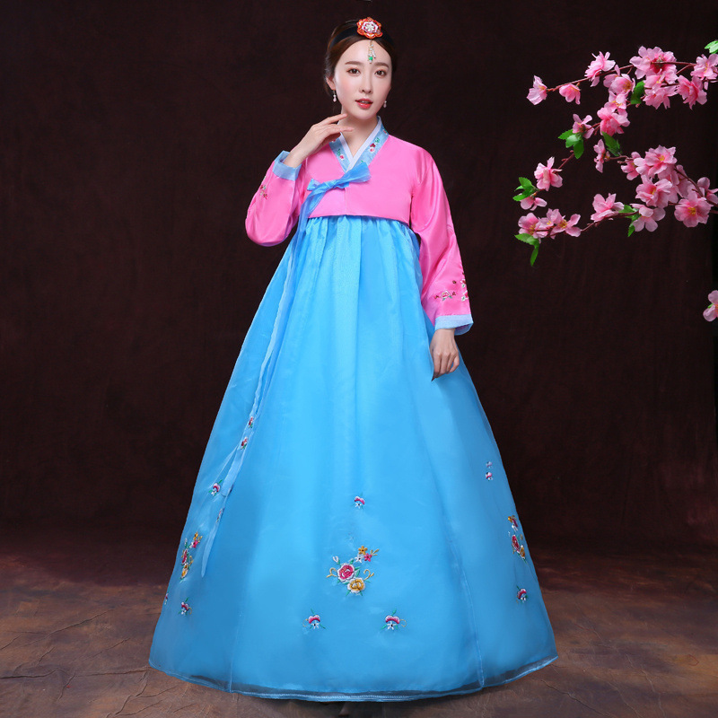 핑크 코트 + 블루 스커트 (자수 스타일)