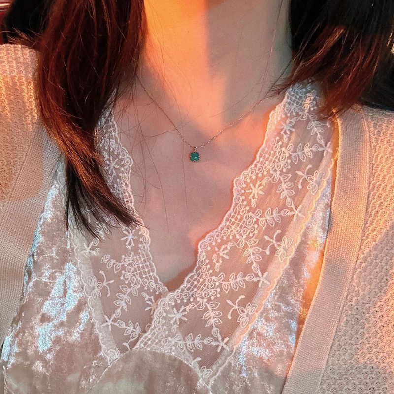 女性用の軽くて豪華でハイエンドのグリーンの小さな角砂糖ペンダントネックレス、絶妙で多用途のネックレス、ユニークなニッチデザインの鎖骨チェーン|undefined