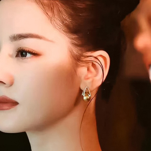 Elegant retro fashionable earrings from pearl with zircon