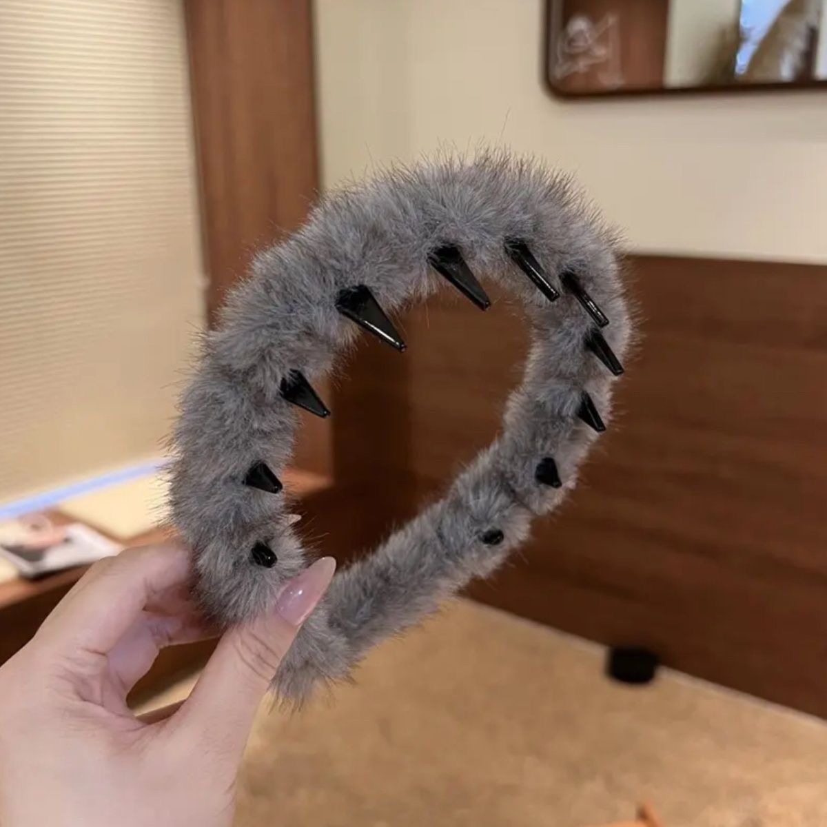 2024 nuevo otoño y invierno engrosado peludo ondulado peludo de textura suelta abrazadera de cabello sensación de alta moda extranjera cabeza