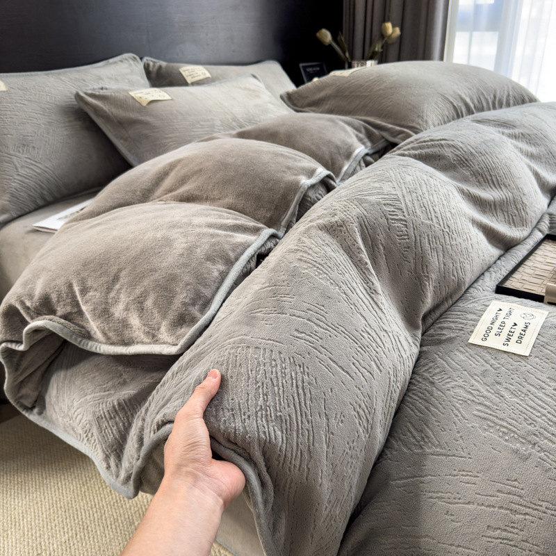 Juego de cama de terciopelo de leche de color sólido simple de cuatro piezas 2024 nuevo juego de sábanas de edredón de terciopelo de coral grueso de invierno de tres piezas
