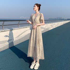 裙子显瘦感2025夏天新款ins超仙学生V领森系修身连衣裙仙女裙碎花