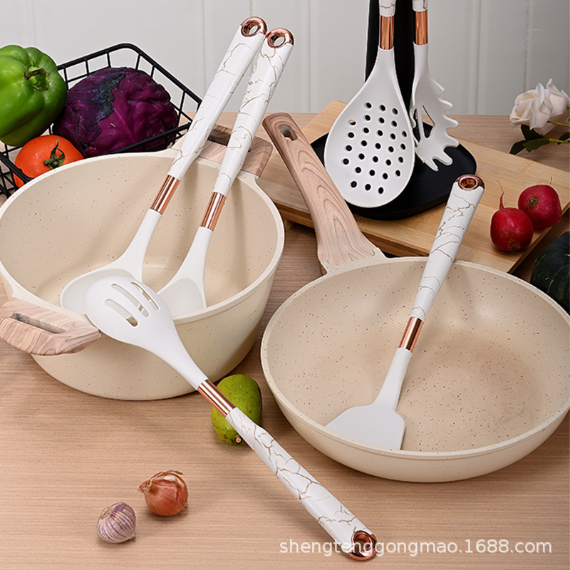 Paquete al por mayor cubierto con mango de grano de madera chapado en oro cuchara de cocina olla antiadherente pala estante de almacenamiento juego