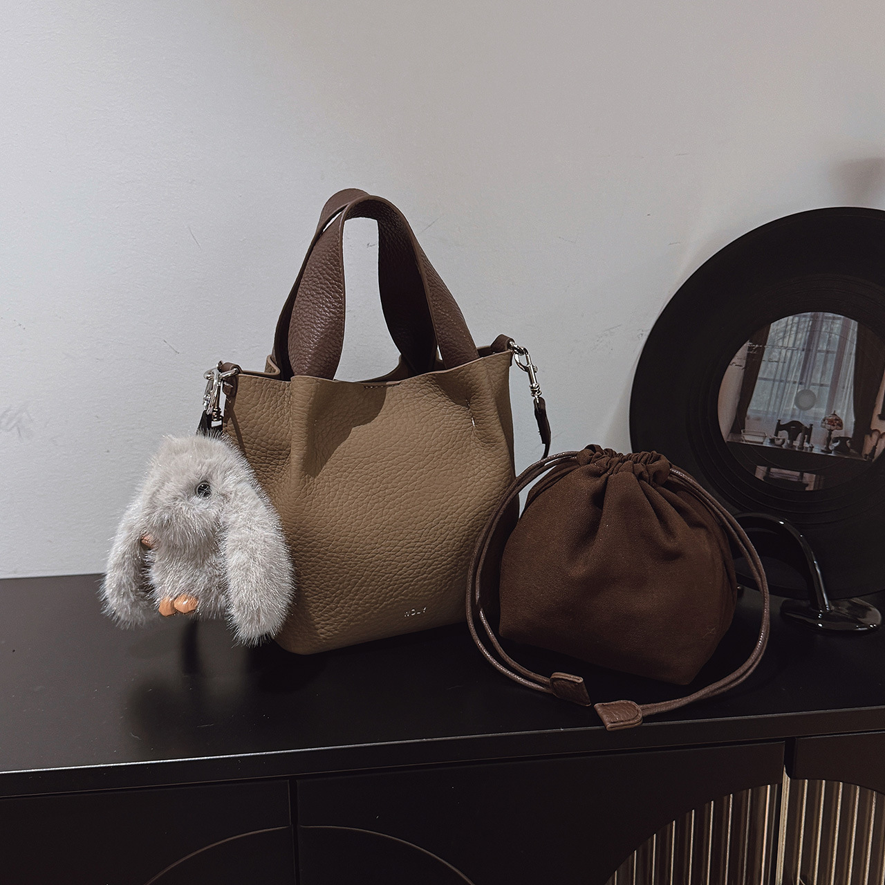 High-end nicho litchi pequeño bolso de cubo para mujeres 2025 nueva moda de hombro mochila bolso de mano