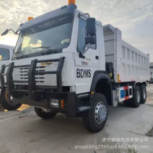 Manufacturer exports HOWO dump trucks, Sinotruk heavy trucks, NX trucks, 10-wheel engineering vehicles, and soil-dump engineering vehicles