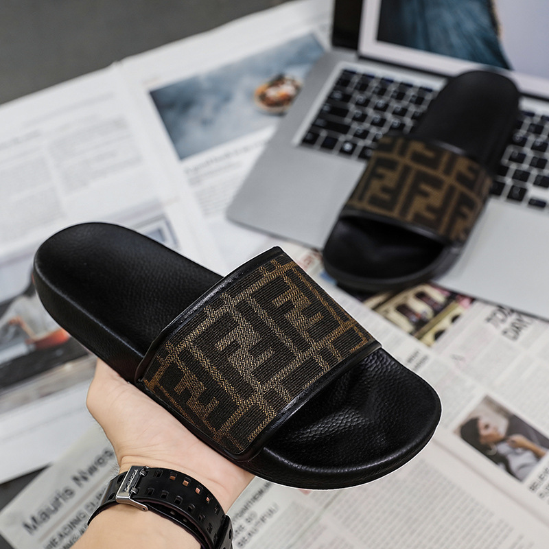 Zapatillas de hombre cómodas 2025 zapatillas de verano de moda europea y americana ligera antideslizante zapatillas de playa frías