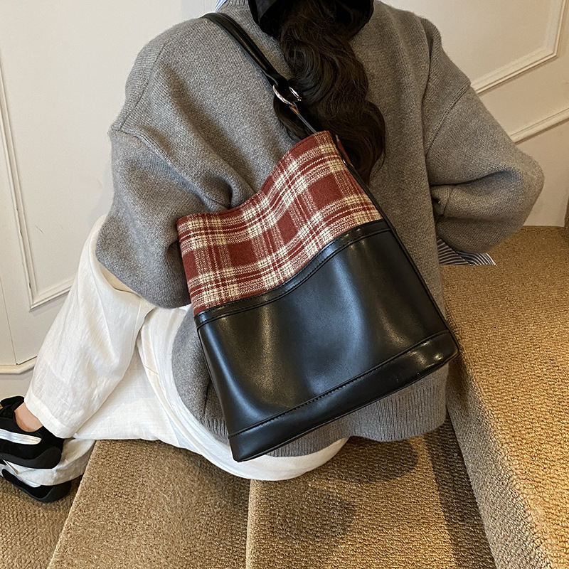 大容量包包女式2025新款小众格子超火通勤女包高级感单肩包水桶包|undefined