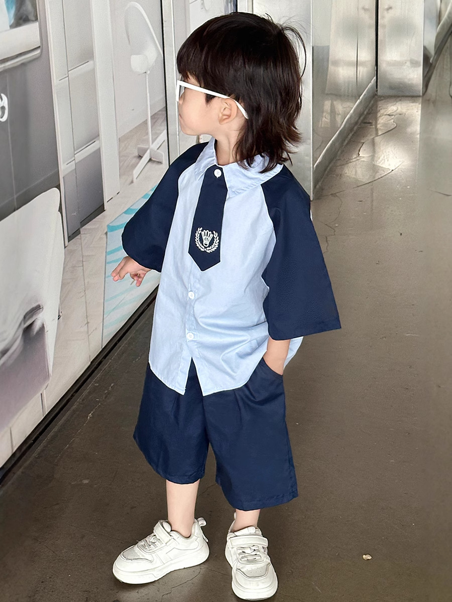 7930 traje de estilo universitario de verano para niños 2025 nueva camisa de verano para niños hermosos pantalones cortos casuales de dos piezas