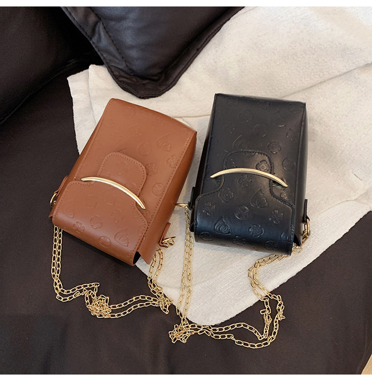 Autumn 2021 New Fashion Chain Messenger Mobile Phone Bag display picture 3