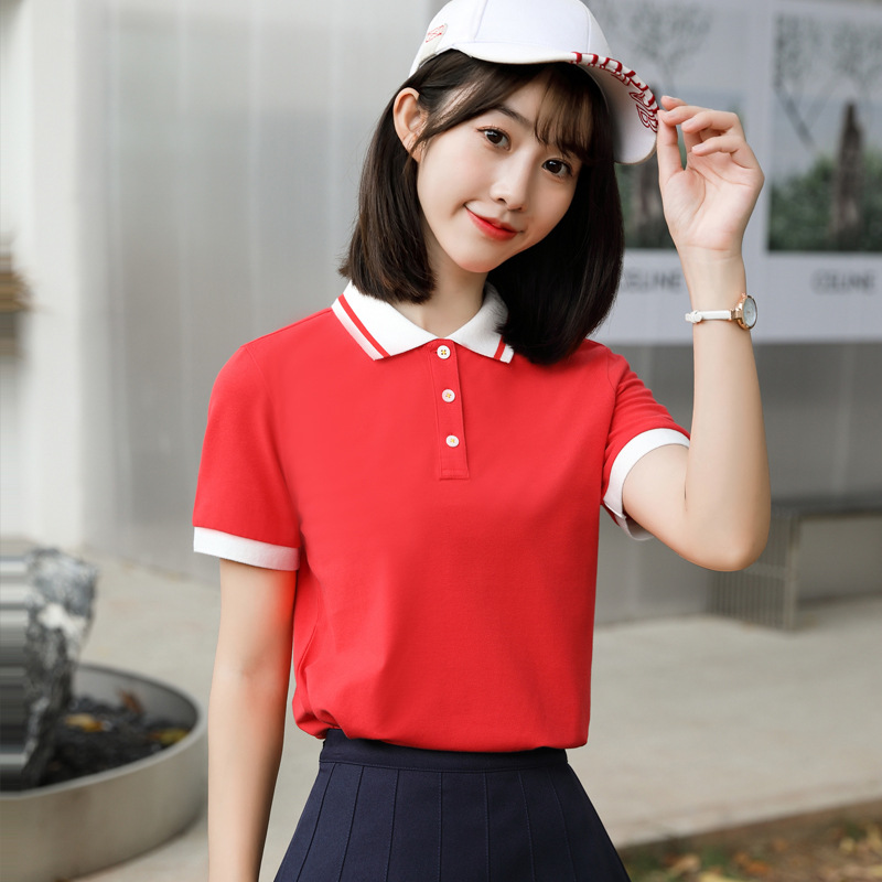 컬러풀한 버튼이 달린 레드 폴로 셔츠
